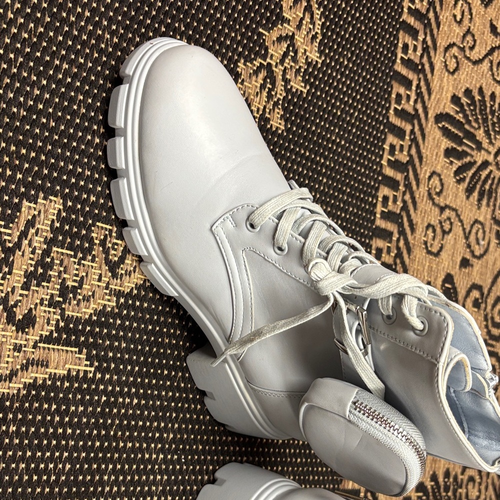 Stylish White Women's Boots size 9.5 - Picture 3 of 8